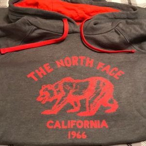 Grey women’s North Face hoodie 🐻